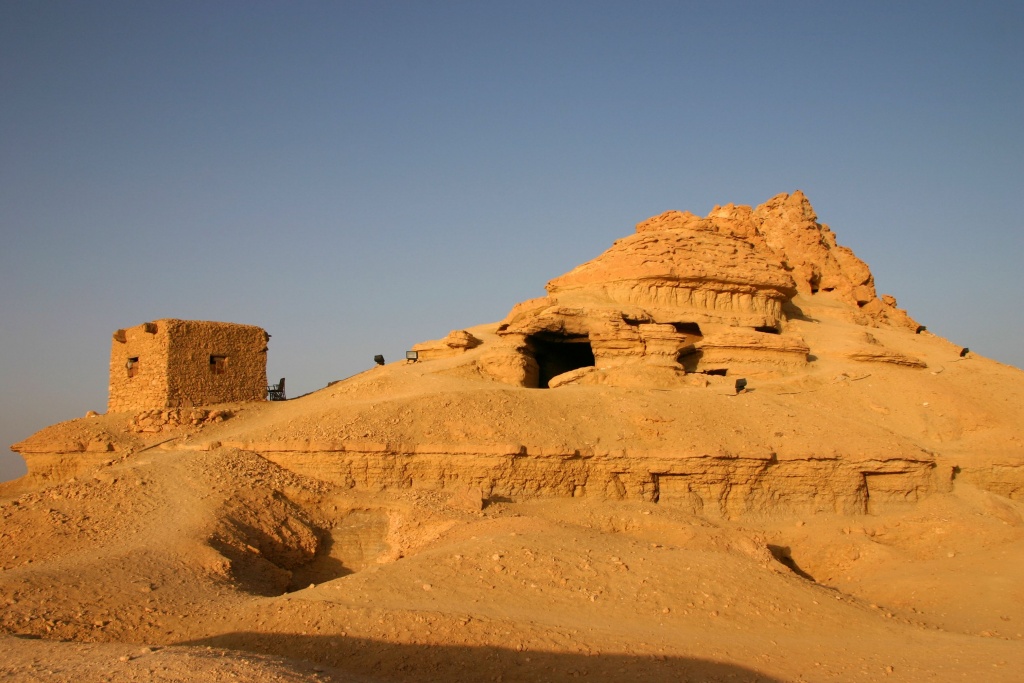 Le Gebel el-Mawta abrite plusieurs tombeaux bien préservés de la 26ème dynastie de offre des vues spectaculaires sur l’oasis de Siwa.