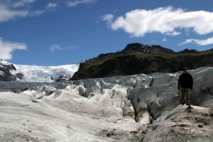 Panorama sur le glacier crevassé.