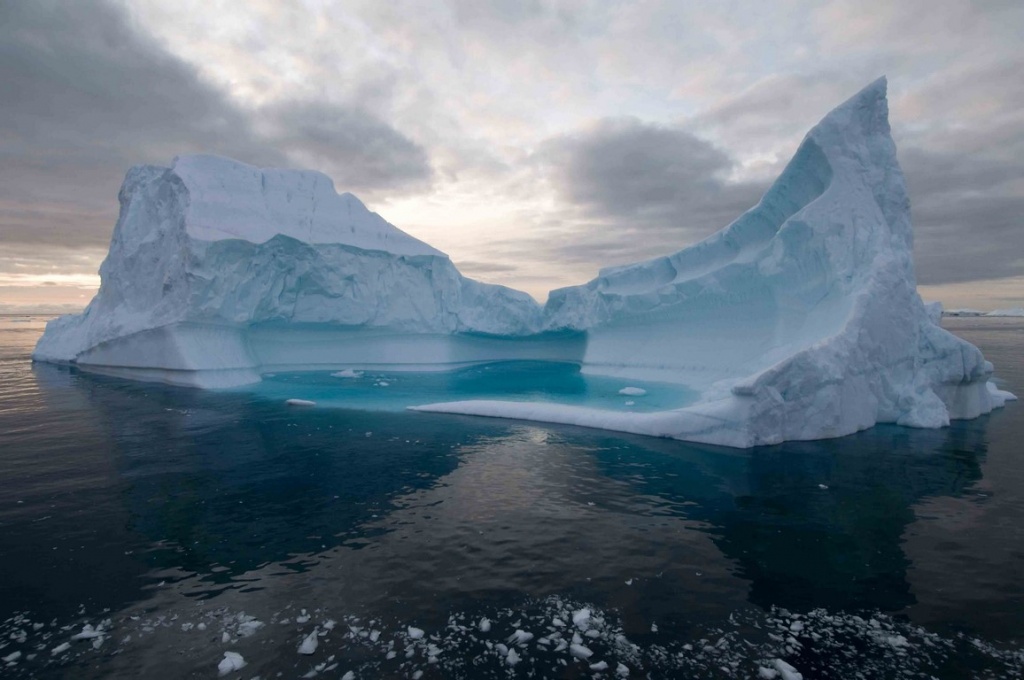 Cet iceberg dérive vers la mer du Labrador au rythme de 13 km par an.