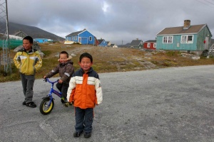 À Nanortalik, ces petits Groenlandais sont venus à notre rencontre.