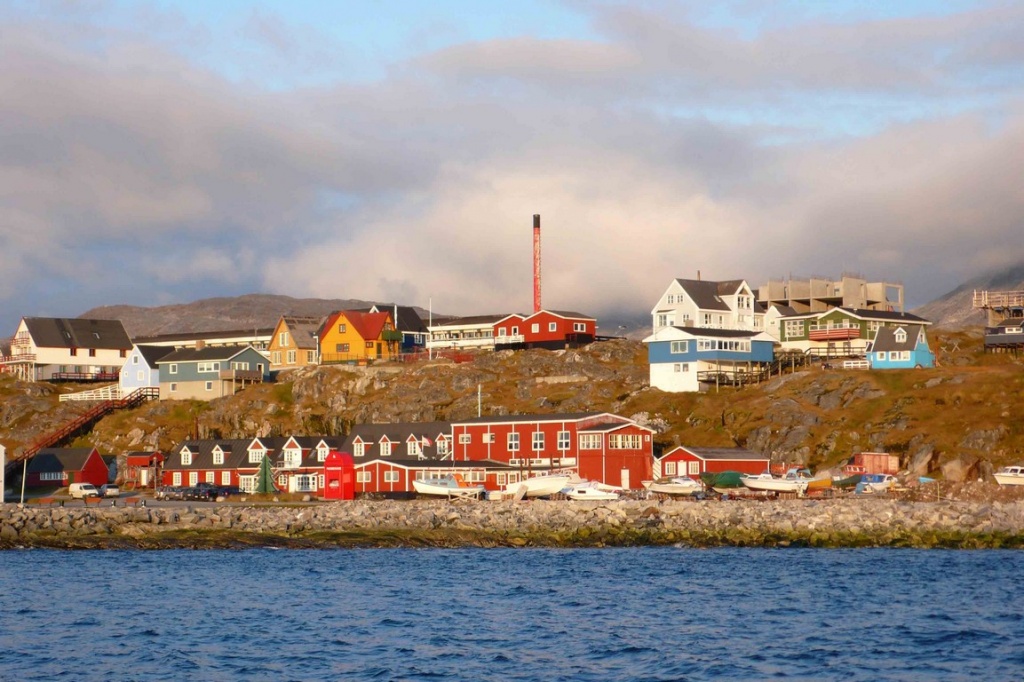 Ville de Nuuk au soleil couchant.