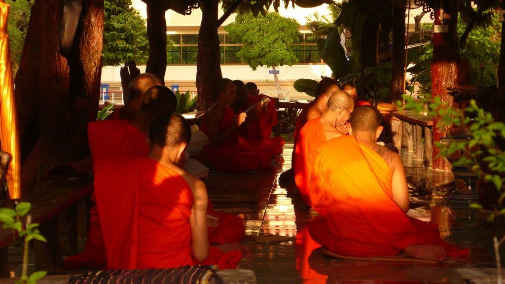 Moines bouddhistes lisant des textes sacré dans le temple de Takua Pa.