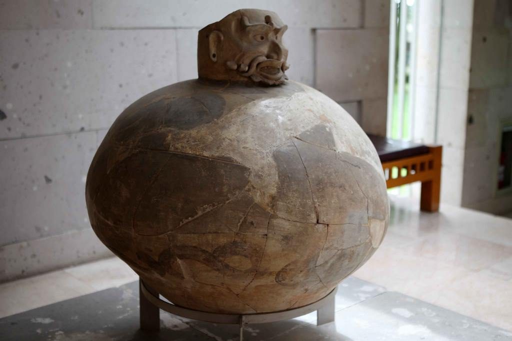 Olmec funerary urn. Catemaco. 300 BC ? 200 AD
