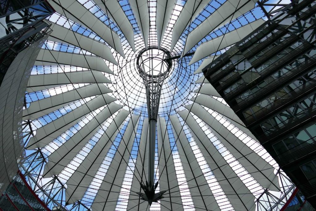 Au Sony Center, un complexe de commerces et de buildings créé par Helmut Jahn, le patio est chapeauté d’une extraordinaire structure ovale de verre et d’acier.