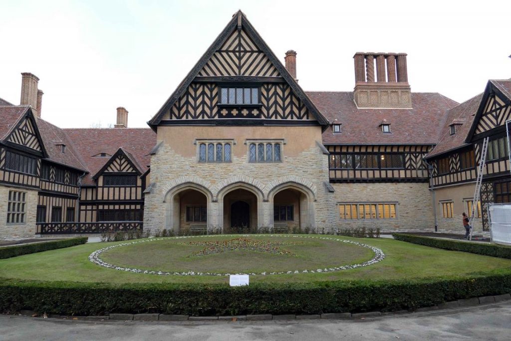 Cecilienhof was built between 1914 and 1917 in the Tudor style, giving it the air of a large Anglo-Norman country house. 