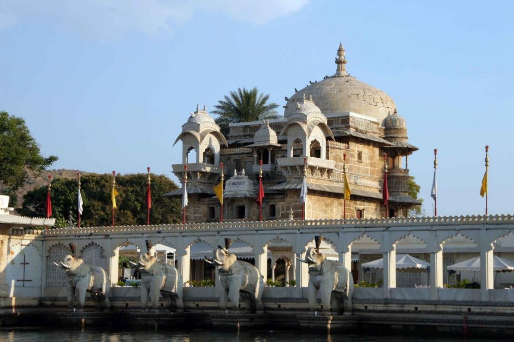 Les éléphants sculptés de l’entrée du Jag Mandir, appelé aussi Lake Garden Palace.