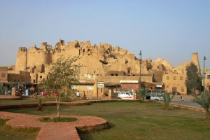 Ruines de la citadelle de Shali construite en karshef, pierre locale composée de sel fossilisé issu des lacs de l'oasis et de boue.