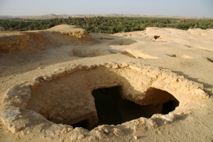 Les tombes du Djebel el-Mawta sont creusées dans la falaise de calcaire. Certaines ne sont pas encore fouillées mais beaucoup ont été pillées par les oasiens.
