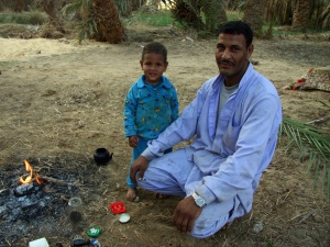 Un paysan avec son fils vient de préparer du thé.