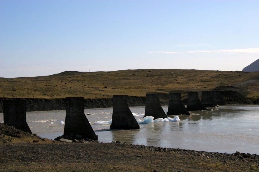 Vestige d'un pont de la route N° 1 détruit par le jökulhlaup suite à l’éruption du Grímsvötn en 1996.