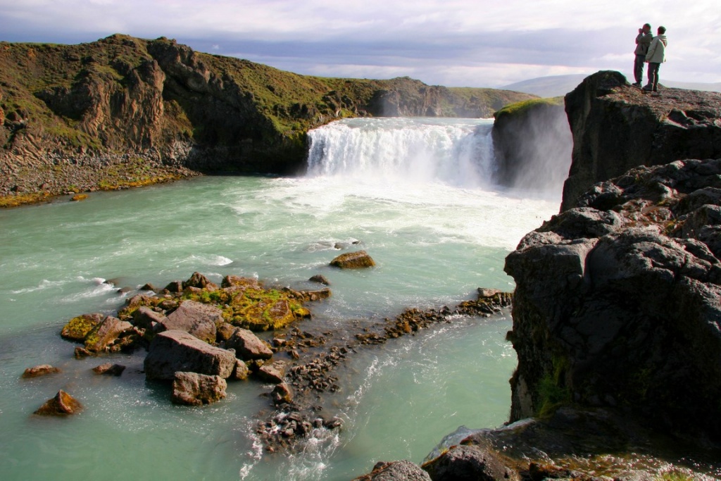 Goðafoss, la chute des dieux, est proche de la route qui mène de Mývatn à Akureyri.