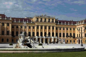 Façade du château de Schönbrunn, vue depuis la cour d’honneur.