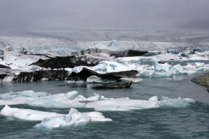 Le Jökulsárlón est une lagune créée par la fonte du glacier Vatnajökull, cette immense calotte glaciaire qui se trouve au sud de l'Islande.