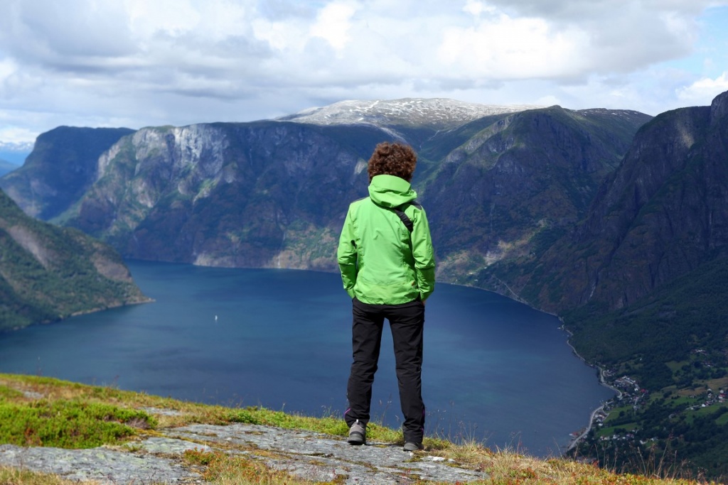 Depuis la montagne, on a une vue fantastique sur l’Aurlandsfjord et les montagnes environnantes.