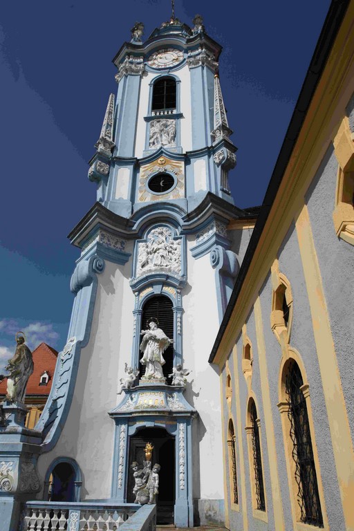 L’élégant clocher baroque de l’église de Dürnstein est un des principaux emblèmes de la Wachau.