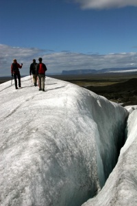 Les guides locaux, qui connaissent chaque crevasse du glacier, sont indispensables pour toute excursion sur le Vatnajökull.
