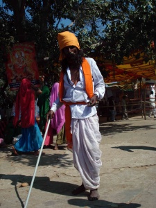 Bâton à la main, ce prêtre shivaïte vérifie que les fidèles se déchaussent en pénétrant dans l’enceinte du temple dédié à Shiva.