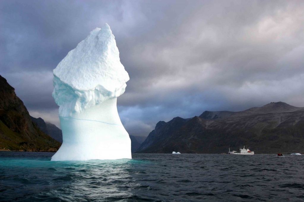 Travaillés par la houle et les courants, les icebergs prennent parfois des formes audacieuses.