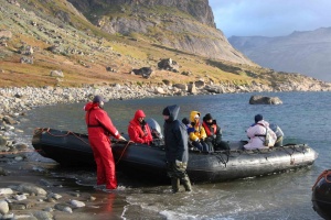 Débarquement pieds dans l’eau sur le site viking d’Herjolfnes. La température de l’eau est de 4 °C. 