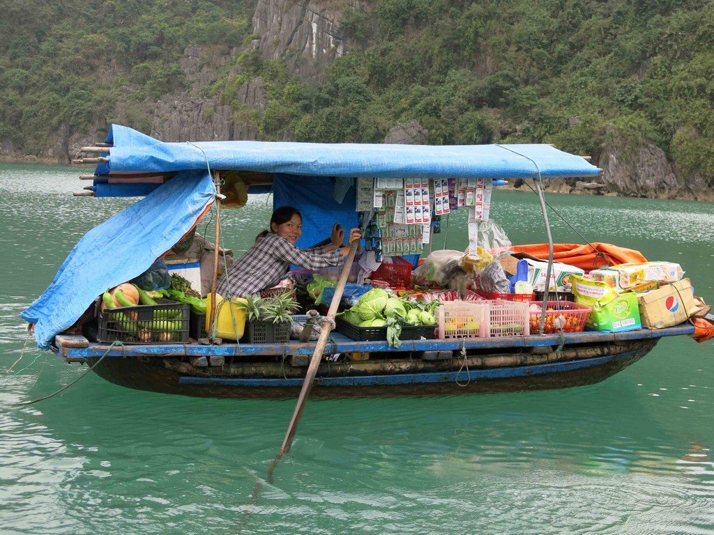 Les villages sont ravitaillés par un bateau-épicerie.