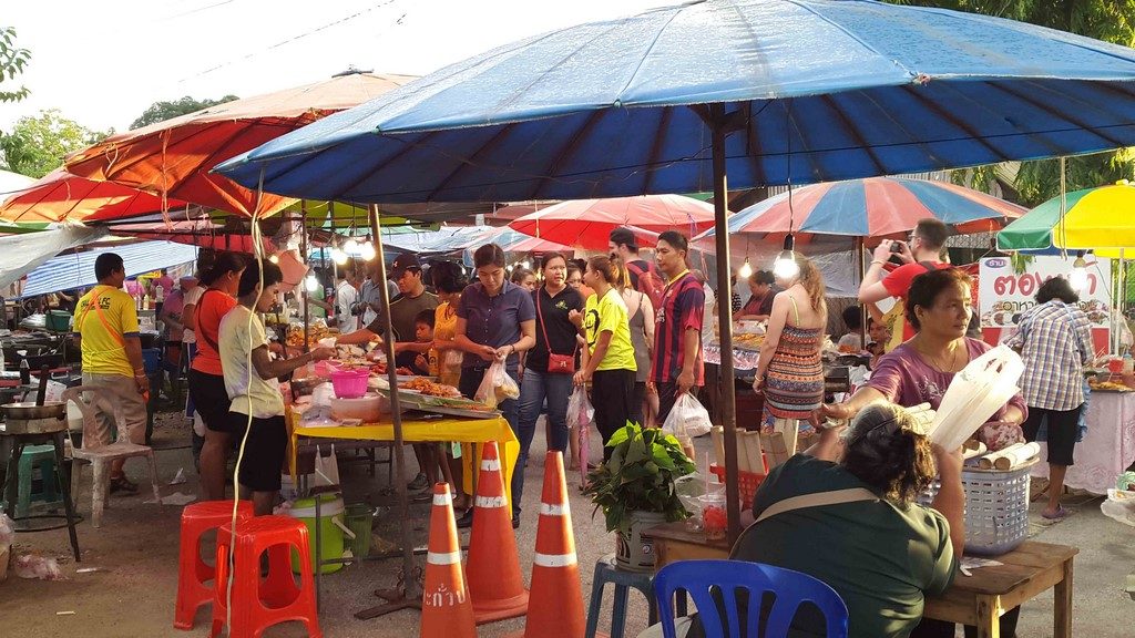 Odeurs alléchantes de grillade, fruits exotiques, nous voici immergés dans le quotidien du peuple thaïlandais qui fait ses courses. 