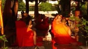 Moines bouddhistes lisant des textes sacré dans le temple de Takua Pa.