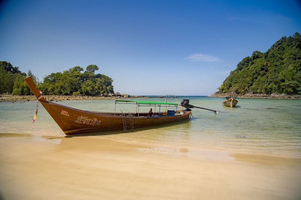 Le Kappa Club Thaï Beach Resort 5* dispose d'un magnifique emplacement au bord de la page de sable de Bangsak sur la côte de Phang Nga.
