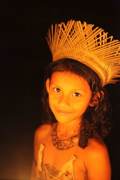Petite fille Mundurucus parée pour le rituel.