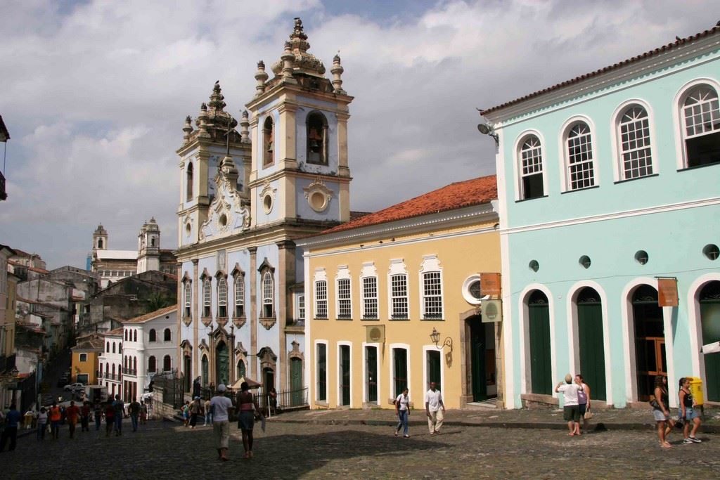 De jolies façades pastel, roses, bleues, vertes, bordent les rues principales du cœur historique.