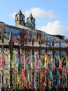 Les fitas de Bonfim, sont accrochés sur les grilles du parvis des églises de Salvador.