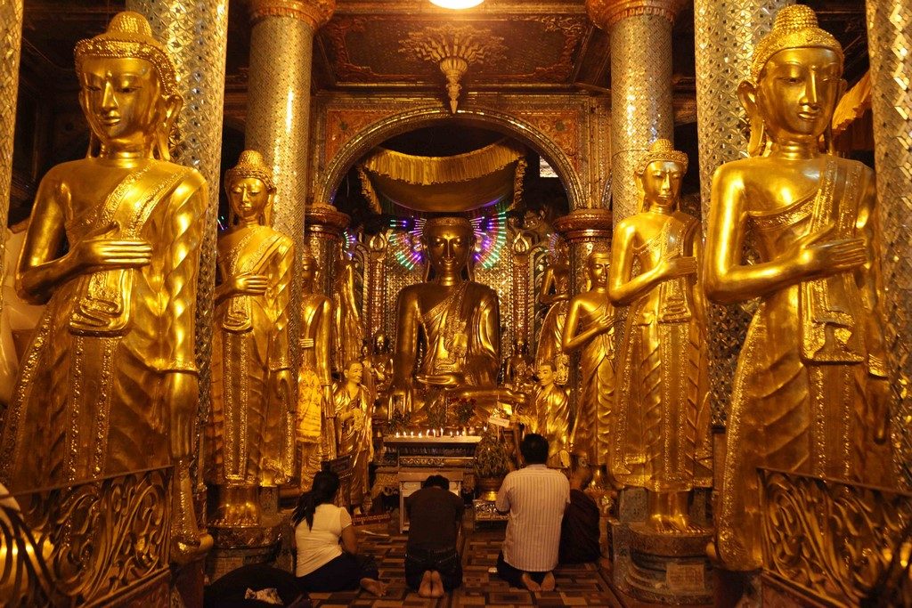Prière en famille à la pagode Schwedagon à Rangoon