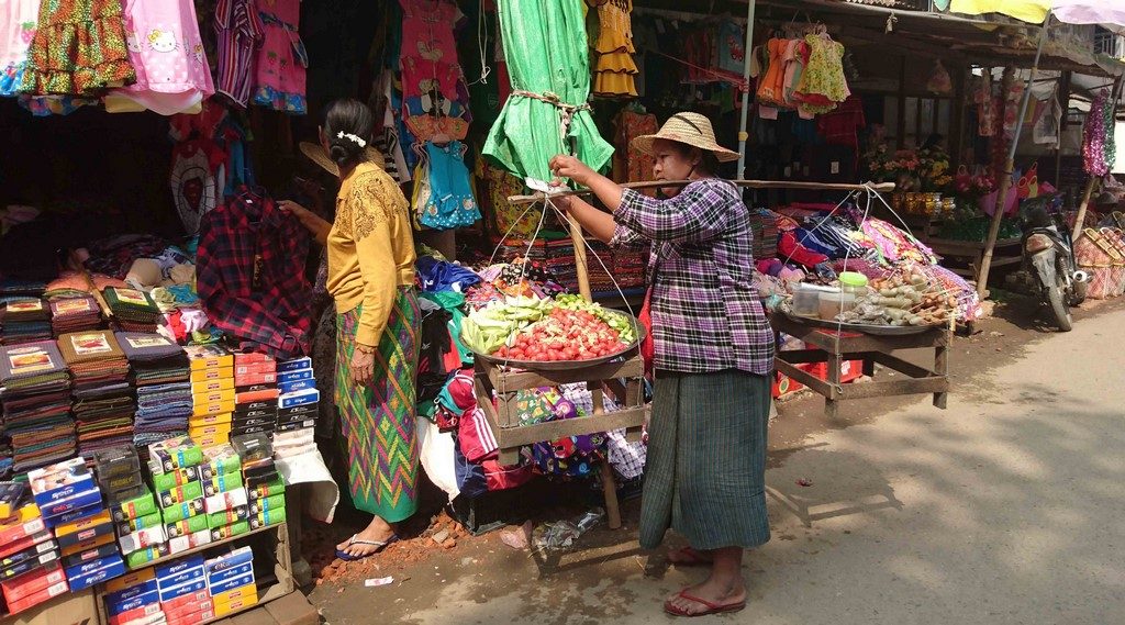 Vendeuse ambulante au marché de Bhamo.