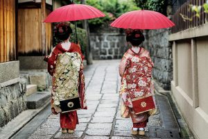Geishas dans le quartier de Gion à Kyoto