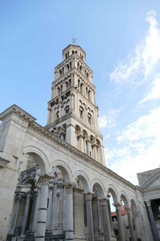 Jouxtant la cathédrale, le campanile impressionne par sa hauteur (57m). Originellement érigé aux XIIIe et XIVe siècles, il a été restauré entre le XIXe et le XXe siècle.