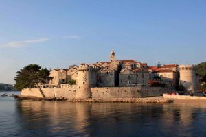 Vue sur la ville fortifiée médiévale de Korčula.