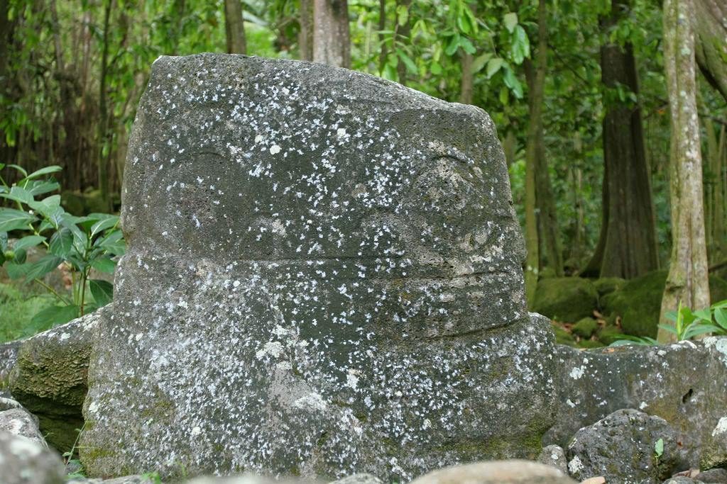 In the northern part of the Upeke site, a small raised platform supports a large grey stone tiki, a 1.20 m boulder of which only the front is carved. It is thought to be an altar stone on which sacrificial victims were placed after being killed on the tohua and then carried to the me?ae.