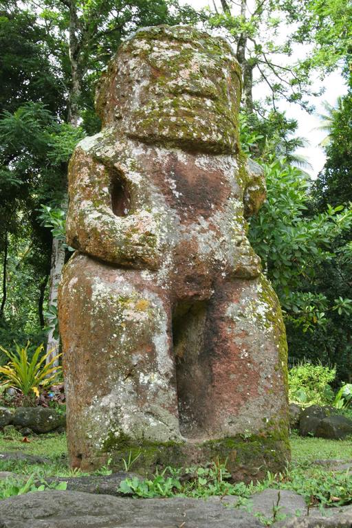 The Takaii tiki (2.57m) is the largest in French Polynesia. A chief and great warrior renowned for his strength, tradition has it that he lived five or six generations ago.