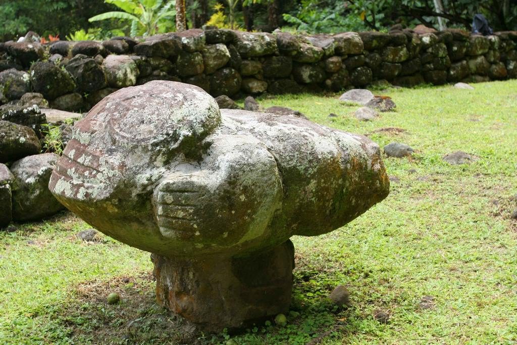 Tiki Maki Taua Pepe. Cette exceptionnelle représentation de tiki couché fut excécutée, avec un soin remarquable dans un tuf gris clair. Initialement trouvée sur le dos, cette statue représente une femme en train d’accoucher.