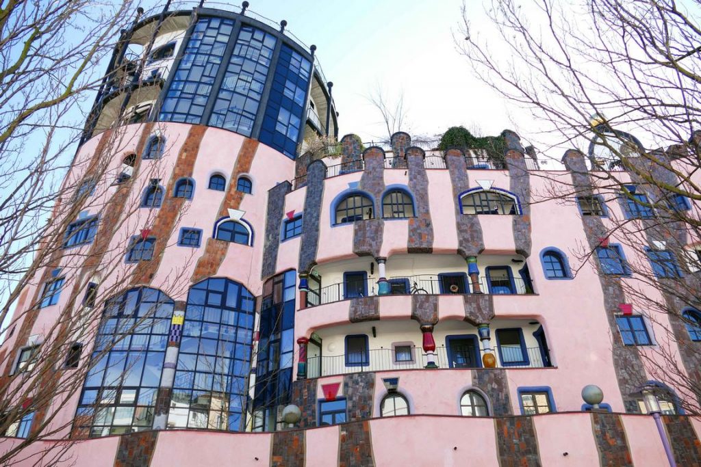 Autre curiosité de la ville à ne pas rater : la citadelle verte qui est en fait rose bonbon, dernier projet fou de l'architecte autrichien Friedrich Hundertwasser (1928-2000). 