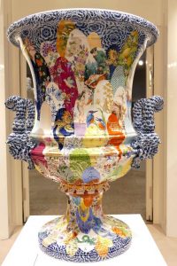 29 peintres ont participé à la décoration de ce vase réalisé pour la grande Foire de Londres en 1862.
