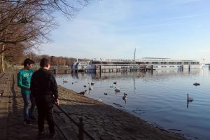 Le paquebot est amarré au milieu des cygnes et des canards berlinois sur l’immense lac de Tegel, bordé par la Greenwichpromenade.