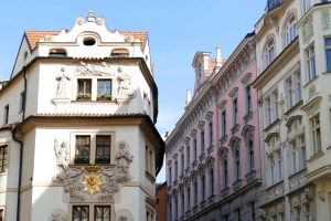 Prague, façades de l'hôtel Aurus et de la rue Karlova.