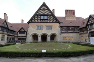 Cecilienhof a été bâtie entre 1914 et 1917 dans le style Tudor, ce qui lui donne des airs de grande maison de campagne anglo-normande.