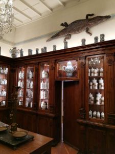 L’accès à une authentique pharmacie du XIX e siècle se fait en franchissant une « porte basse » qui oblige les visiteurs à courber la tête.