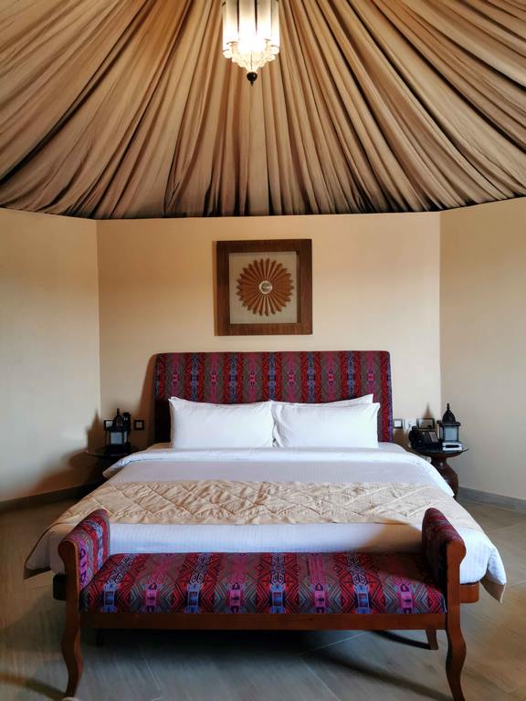 Notre tente est spacieuse (40 m²) et l’ambiance, au charme tout oriental, reflète la culture omanaise. 