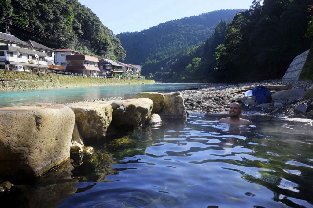 Onsen à Kawayu. le onsen est très chaud et on peut le refroidir à loisir avec de l'eau froide provenant de la rivière Kumano.