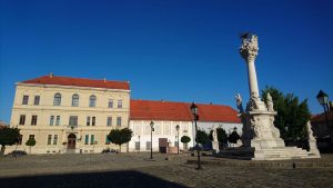 Sur la place de la citadelle d’Osijek, se tient une colonne baroque dédiée à la sainte Trinité, appelée aussi “Pilier de la peste” en hommage aux milliers de victimes de l’épidémie de peste du début du XVIIIe siècle.
