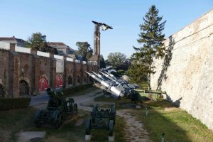 La forteresse de Belgrade héberge un musée militaire, dont les abords exposent de nombreux chars et canons d?époques différentes.