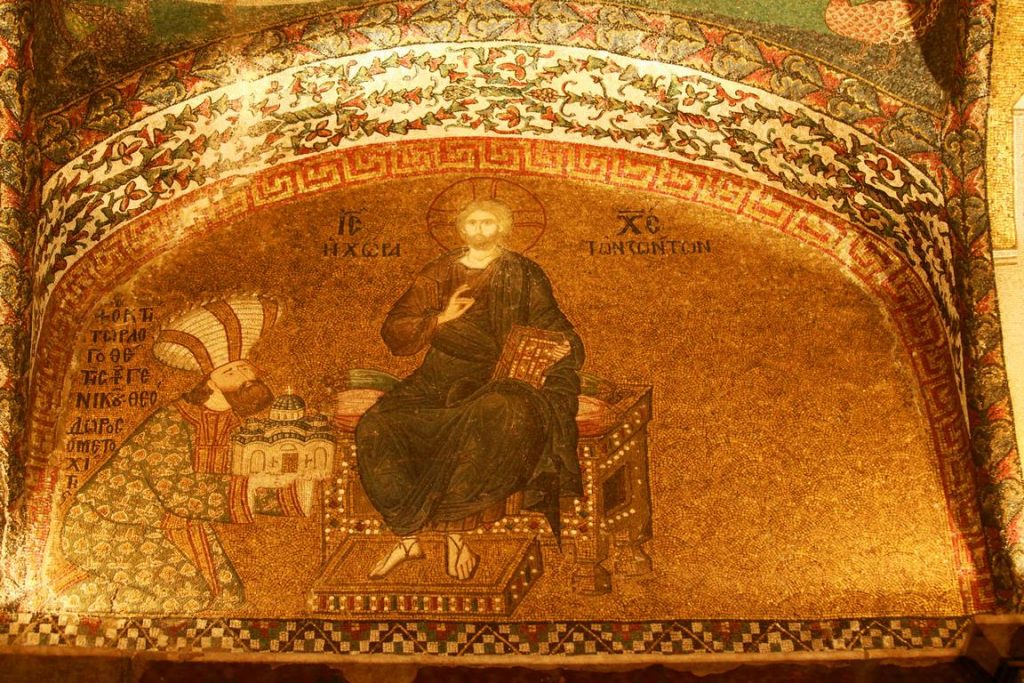 Théodore Métochite qui a accompli la construction de l'église de Chora est représenté dans ses habits orientaux, en train d'offrir la maquette de l'église à Jésus. 