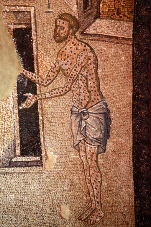 À l'ouest d'un des arcs du narthex intérieur, Jésus est représentant guérissant un lépreux qui tend les bras en avant, le corps et le visage couverts de taches.